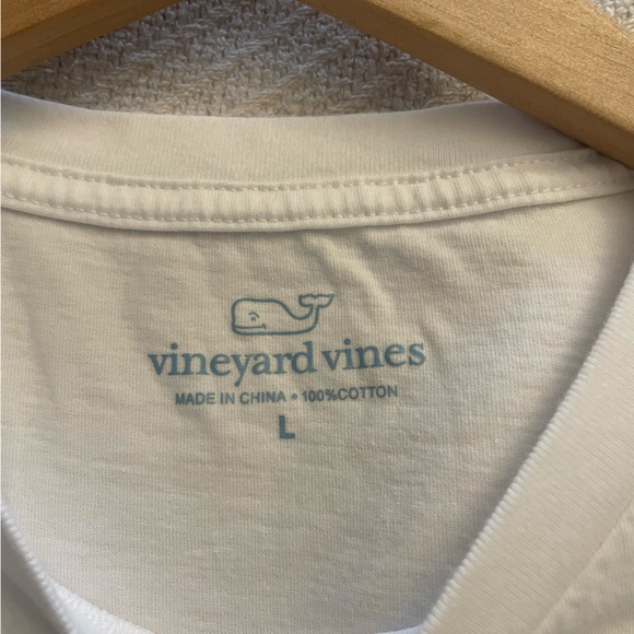 Vineyard Vines T-Shirt. White with a design on the back. Size Large - Picture 2 of 4